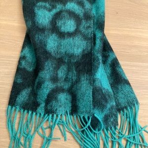 NWOT Soft 100% cashmere scarf